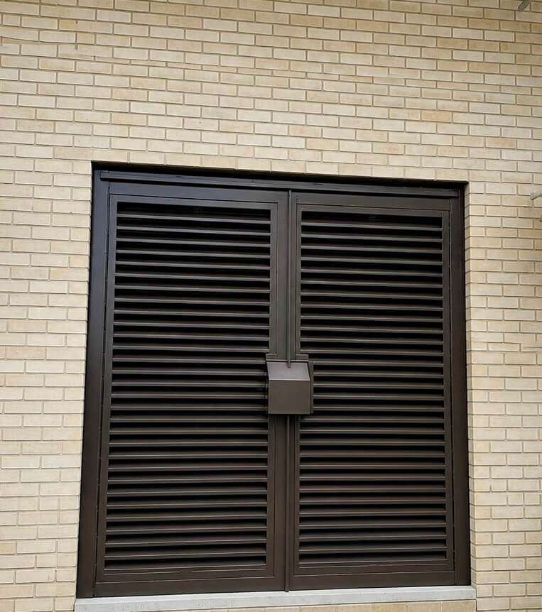 AIG Type L fully louvred electrical substation door
