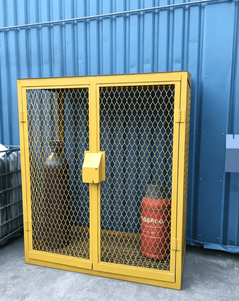 Steel mesh cage for gas cylinder storage